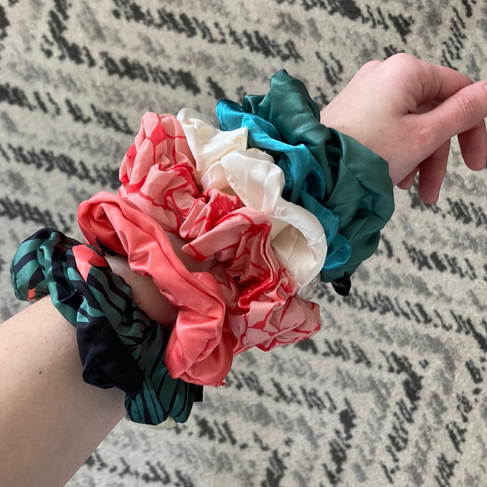 6 Assorted Scrunchies (never used)